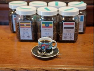 約10種類のコーヒー豆から自分専用のブレンドコーヒーを調合します