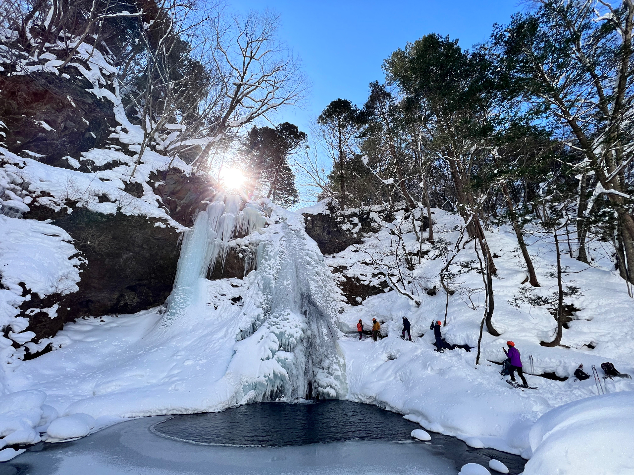 閉ざされたICE WORLD へ 幻の滝 黒滝スノーシュートレッキング