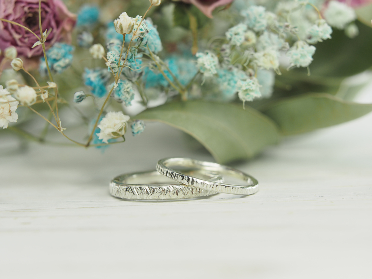 指輪の表面にお好みの加工を施して自分だけのオリジナルを制作できます