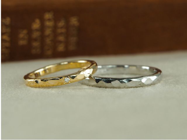 プラチナとK18イエローゴールドの槌目加工