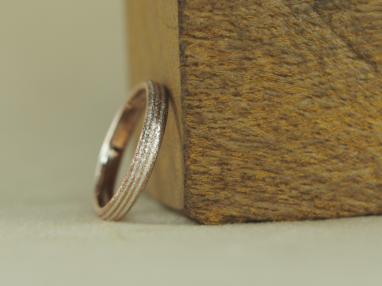 ЂƂƂē͗l͂ȂA܂Ŗؖڂ̂悤Ȗ͗l\Ă܂B