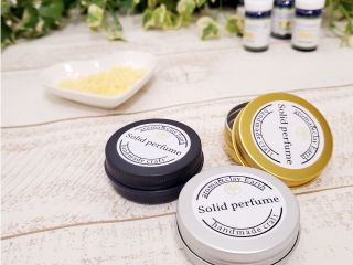 100%天然アロマでほのかに香るソリッドパヒューム(練り香水)を作りましょう♪ユニセックスなブレンドアロマもご用意しておりますので、カップルさんたちもどうぞ♪