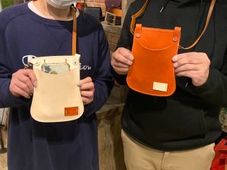 キャッシュレス時代に大活躍★本革スマホレザーバッグ!使いこむことで徐々に深みのある色へと変化していく“エイジング”も楽しめます♪