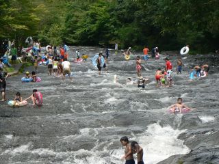夏はキャンプと共に、身体いっぱい川遊びを楽しもう。