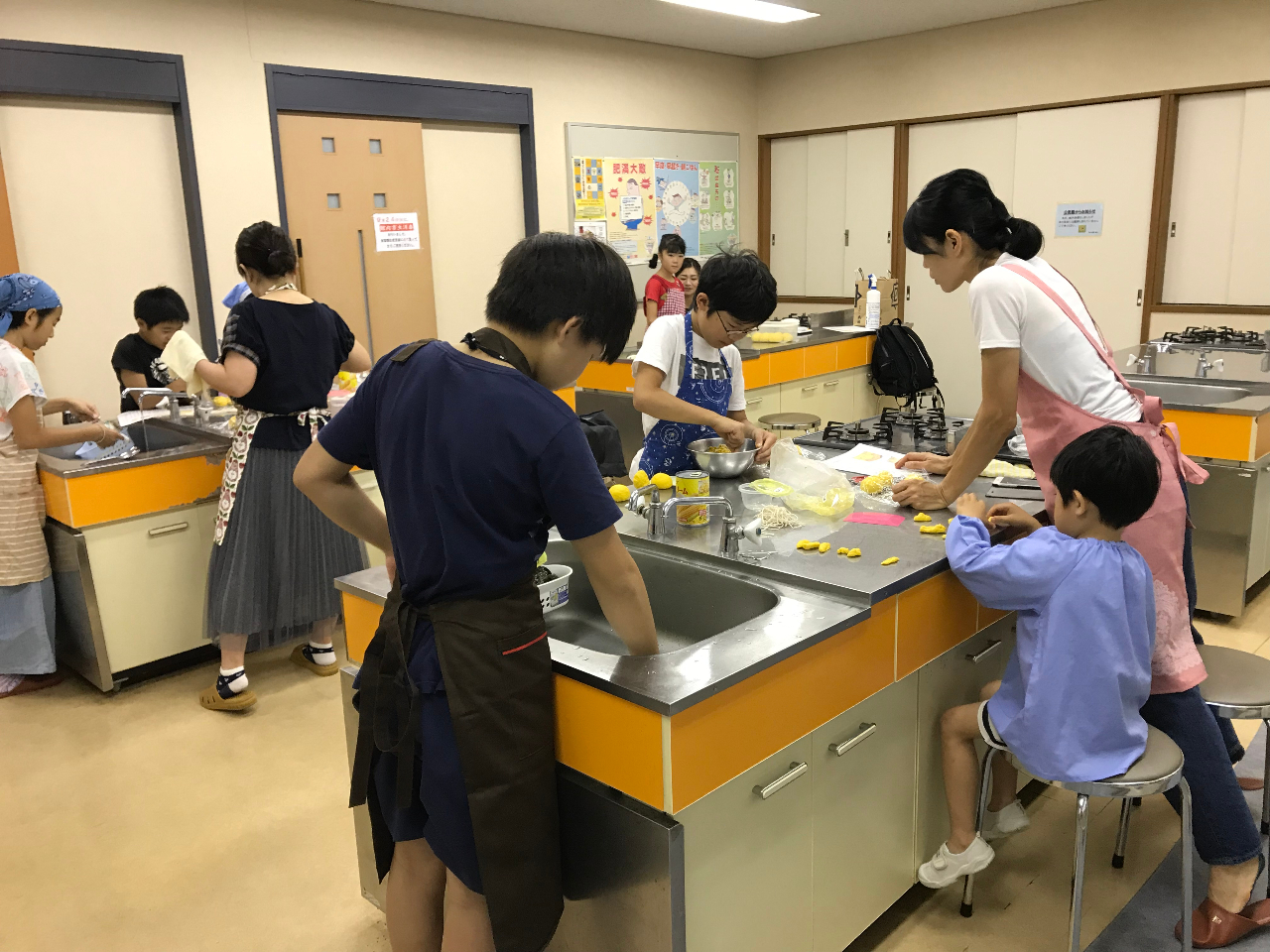 ���F�B���m�ŁA�e�q�ŁA�Ƒ��ŁA������񂨂ЂƂ�l���劽�}�I