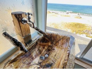 流木から削り出したシンク。手洗い可、食器洗浄不可。