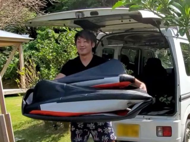 コンパクトに折りたたんで車内に積み込むことができます。