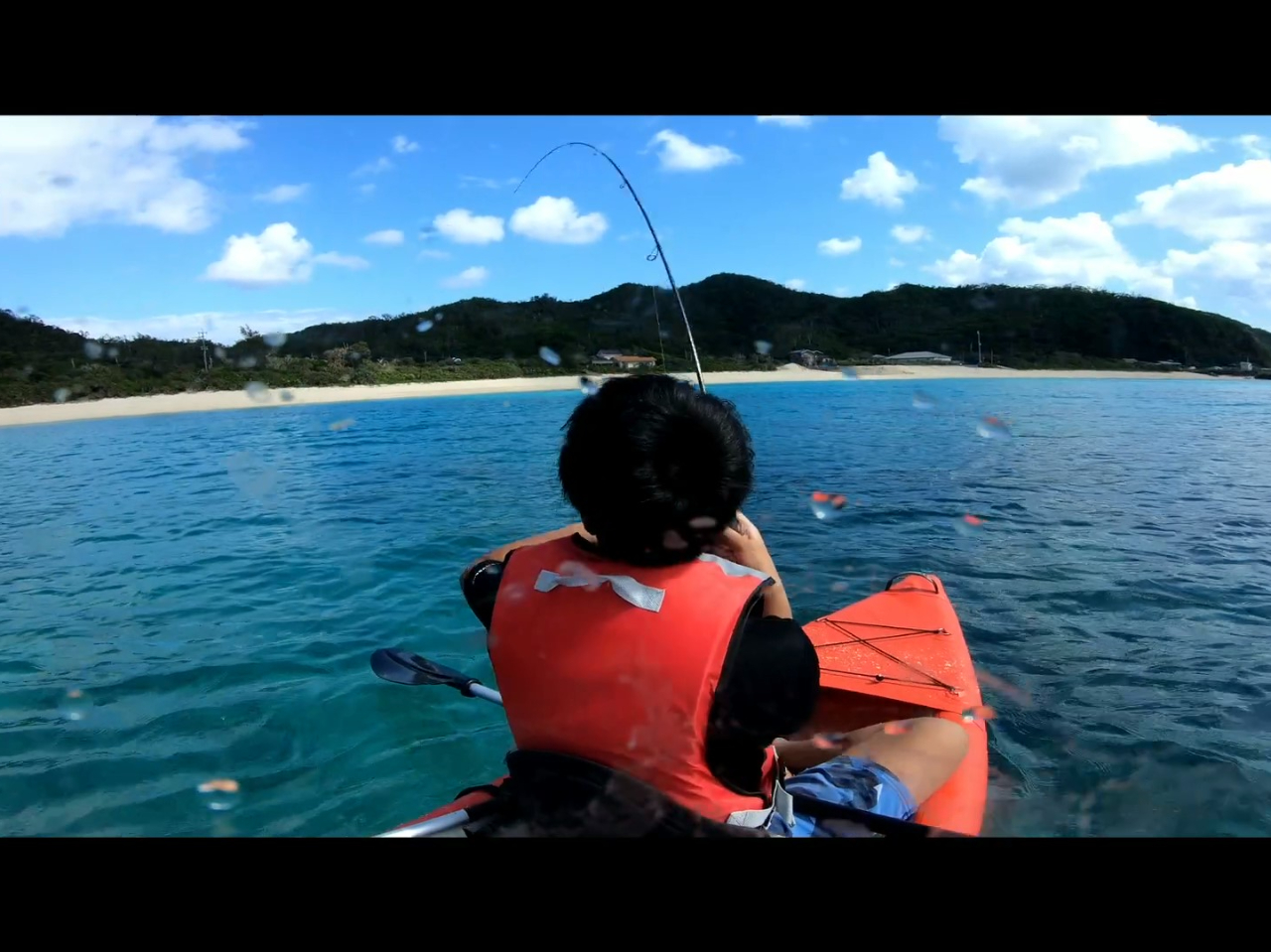 空気を入れて膨らませるカヤックは不安という方も。ご覧のように釣りもできます。50pオーバーのダツ釣りあげても平気でした。簡単に穴など開かない頑丈な造りです。