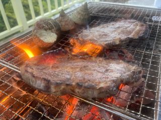 大自然の中で厚い肉や魚介をシンプルに焼いて食べるだけ。なのに、なんでこんなに美味しくて楽しいんでしょうね。