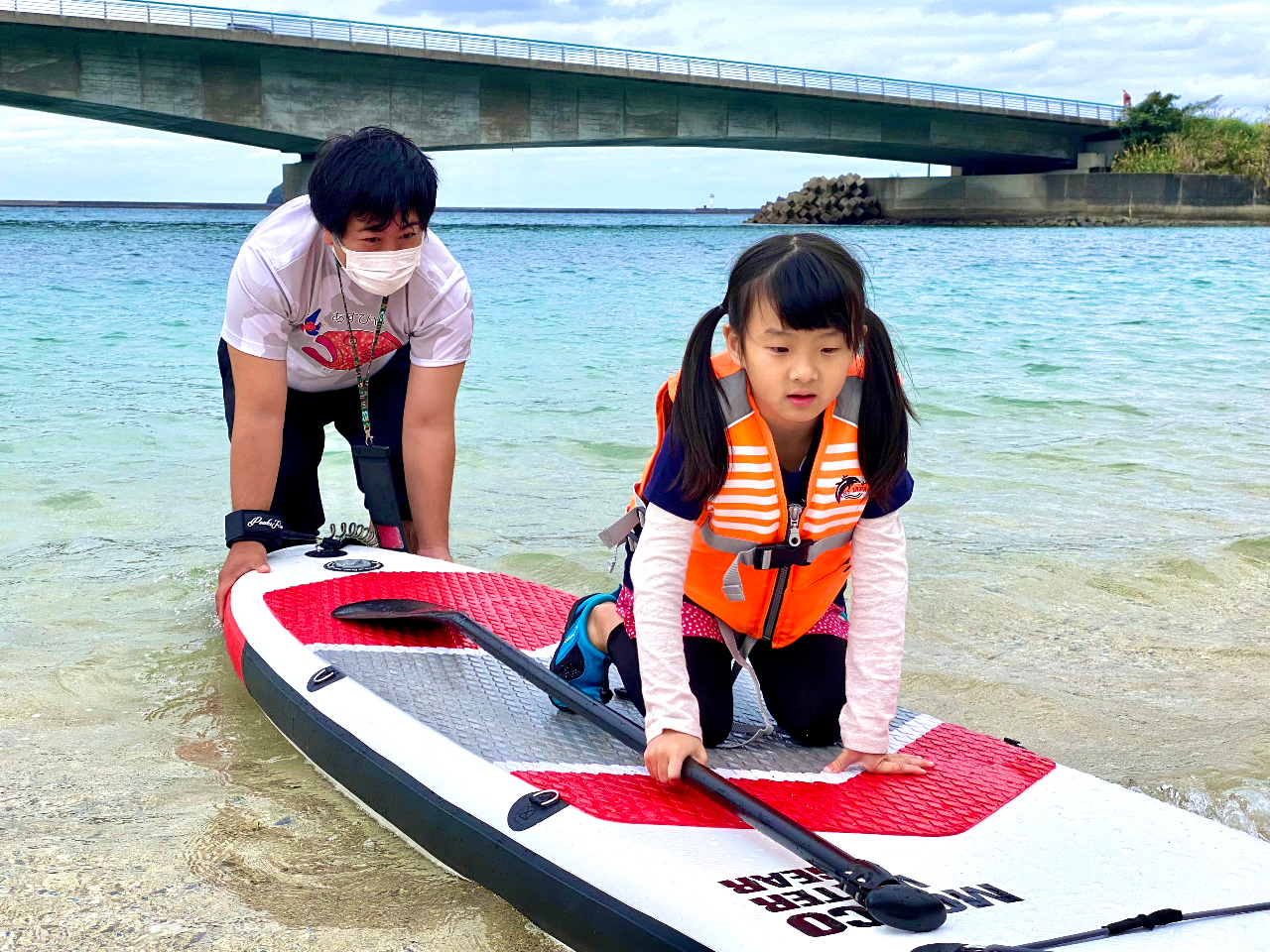 授業員がお客様に合わせた安全な奄美のビーチで、お客様が楽しめるようになるまでレクチャーします♪お子様も参加OK!(保護者の方の同伴は必須)