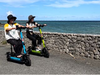 基本的にどのコースも海沿いの路を走ることが多いです。サドルがついてるので写真のように座ってラクラク進めます