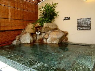 源泉かけ流し:東道後の良質なお湯をじっくりとご堪能ください。ゆっくりお楽しみいただけますようお湯の温度は40度程度と低めに保たれています。