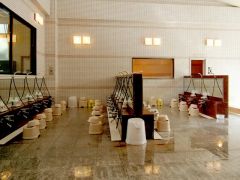 水風呂浴槽や、洗い場のシャワーやカランから出るお湯にまでも東道後の温泉を使用。久米之癒のこだわりです。