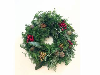 針葉樹や季節の実物をたっぷり使ったリースです。土台にワイヤーで組んでいきます。自分だけのオリジナルリースを作りましょう