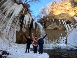 滝に着いたらみんなで写真撮影♪