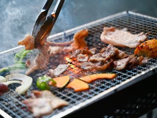 お好きな食材をお持ち込み下さい。現地で追加メニューの販売もございます。