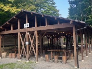 リバーサイドBBQ会場。定員100名前後で団体のお客様も大歓迎♪屋根付きで雨でも安心。