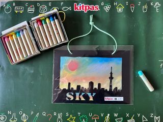 だれもが素敵な作品に仕上がる「光の透かし絵」シリーズ「SKY」。塗り絵のように素敵な空をえがけます。大人の方も楽しめるデザインです。