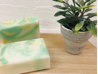 カラー2色の場合+300円(税込)現地にて決めていただきます。写真は緑・黄の2色使いです。