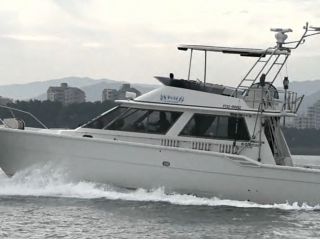 大型クルーザーでクルージング