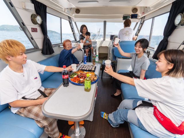 キャビンの中でお弁当を食べて思い出作り。