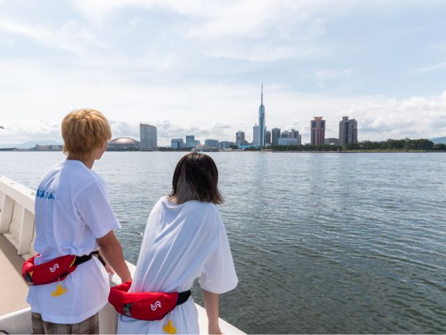海から眺める福岡市内、福岡タワー・ソフトバンクドーム
