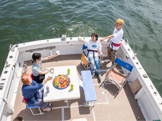 ピクニック気分で海上ランチ。