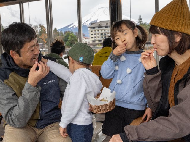 天ぷらを食べてみんなでワイワイ♪