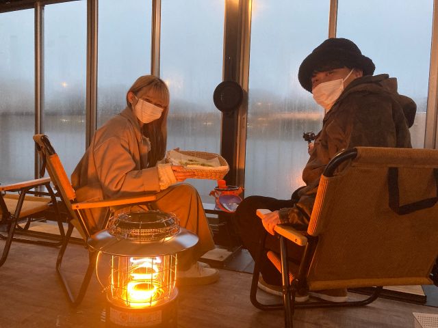 雨の日でも暖かい船でワカサギ釣りが楽しめる!