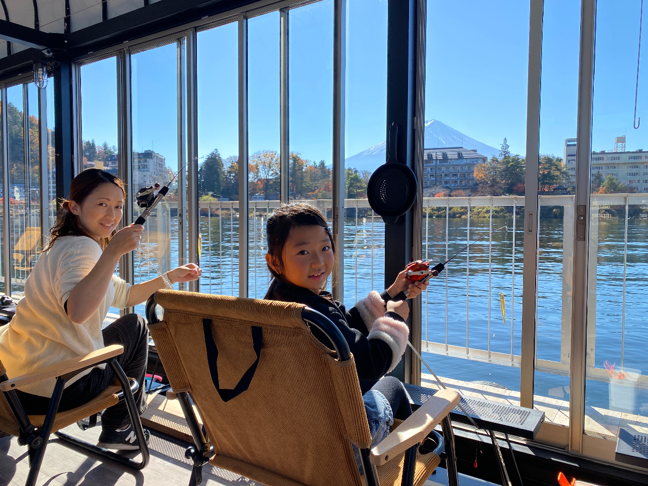 富士山を眺めながらワカサギ釣り