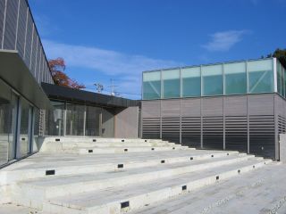 村山市内で採石された楯山石を使用したテラスからは、蛇行する最上川のほか、霊峰葉山を望むことができます。