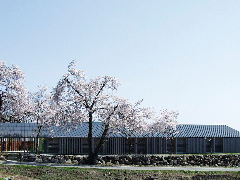 tɂȂƃVbNȊOςƑN₩ȍa܂B݌v͎A[gnEXⓌsՊCȂǂ肪{S܂B