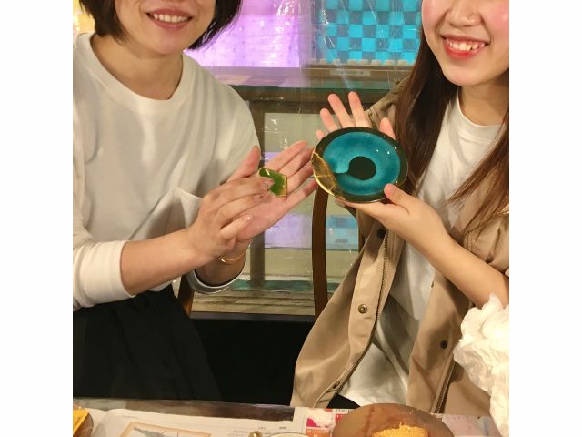 親子で金継ぎ。お母さんは割れた器の側面に金粉をつけて箸置きに。