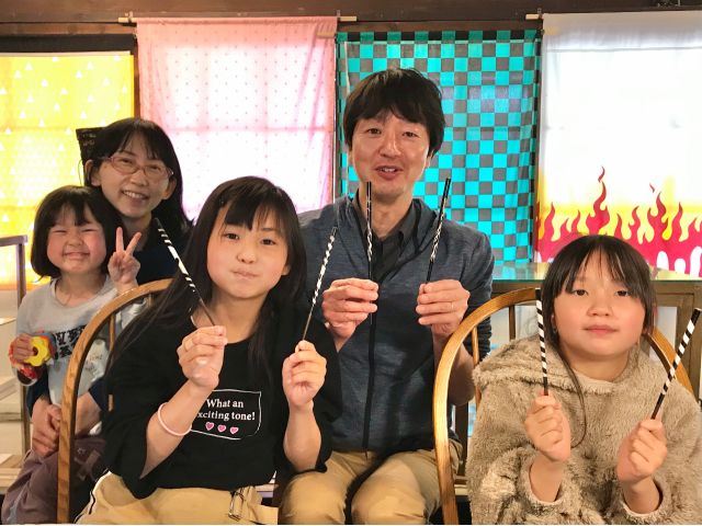 家族みんなで箸作り。ノコギリを使う所、お父さんがお手本を見せてくれてカッコ良かったです。(小学5年生小学3年生)