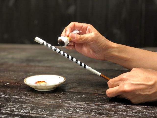 銀をつける部分に漆をつけていきます。