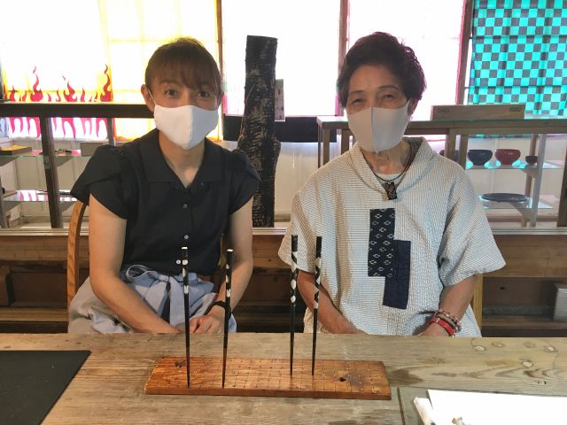 親子で参加。シートの切り抜きで好きなウサギとマスキングテープでモダンな箸に仕上げました。