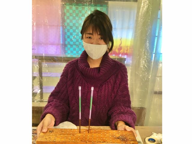 希望があれば、黒漆に銀の箸ではなくて、色漆で違う色にすることもできます。