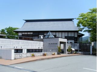 最上徳内記念館の外観です。駐車場は入り口前のほか、村山市役所の駐車場もご利用いただけます。