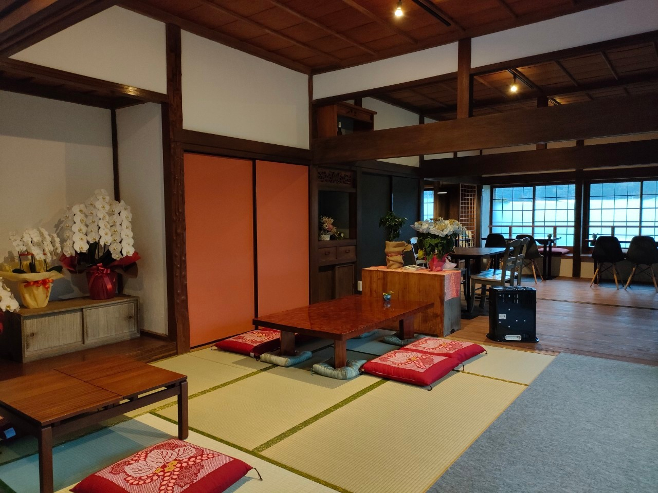 �z100�N�̌Ö��Ƃ𖁂��グ���X���́A�����~�ƃe�[�u���ɉ����ăe���X�Ȃ����p�ӂ��Ă��܂��B�������߂�����Ɗ��ł��������Ă��܂��B