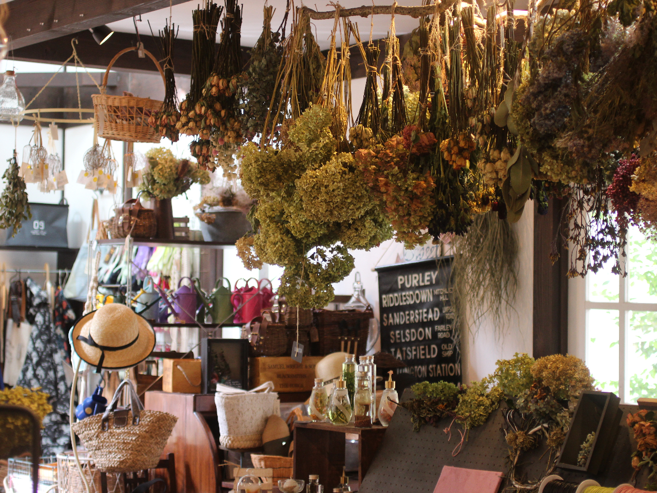 雑貨ショップは、ドライフラワーや園芸雑貨を取り扱っております。