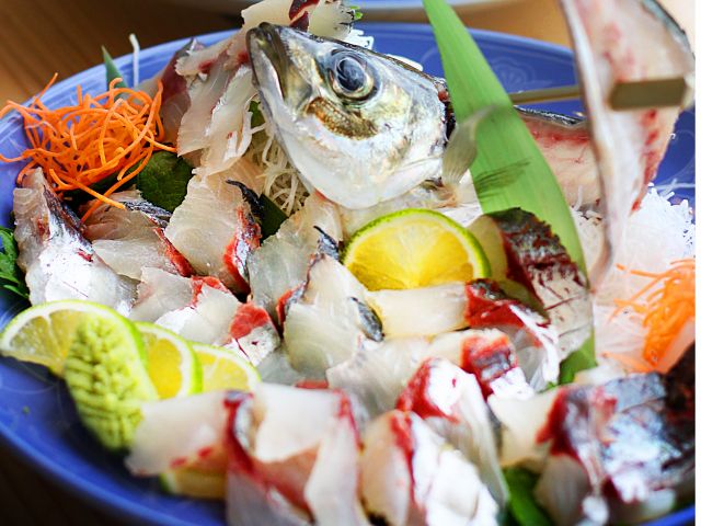 関あじ姿造り