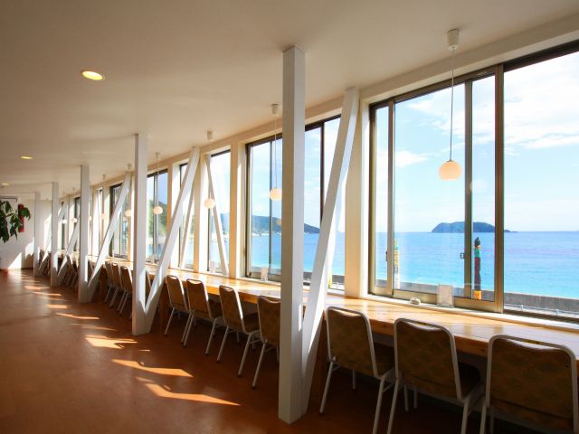 海が見えるカウンター席