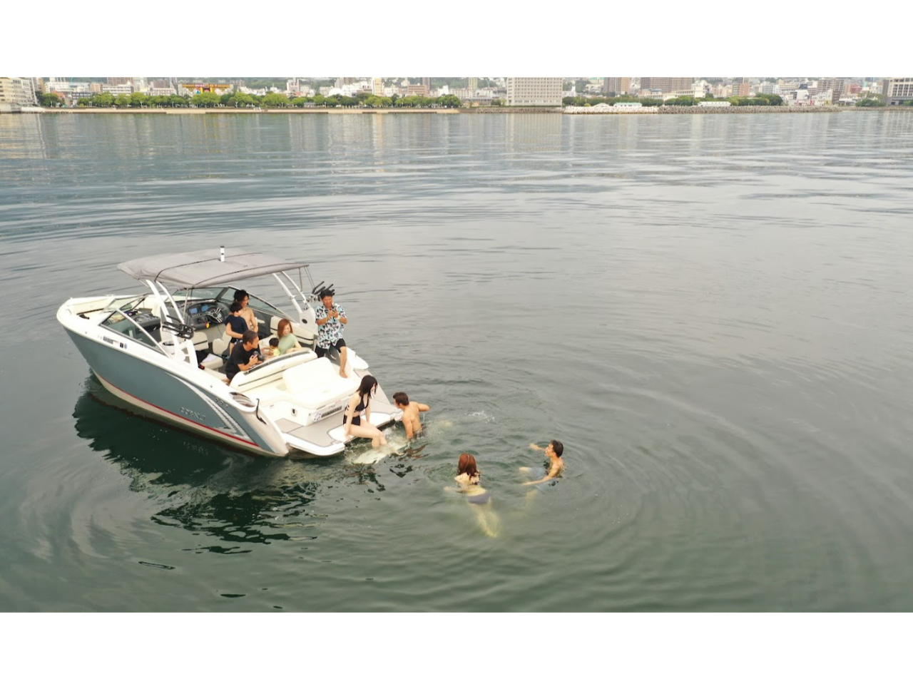 海のど真ん中で海水浴