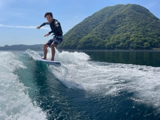 話題のウエイクサーフィンも出来ちゃいます♪