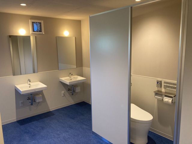 男女別のお手洗いがあります。冷暖房完備しております。