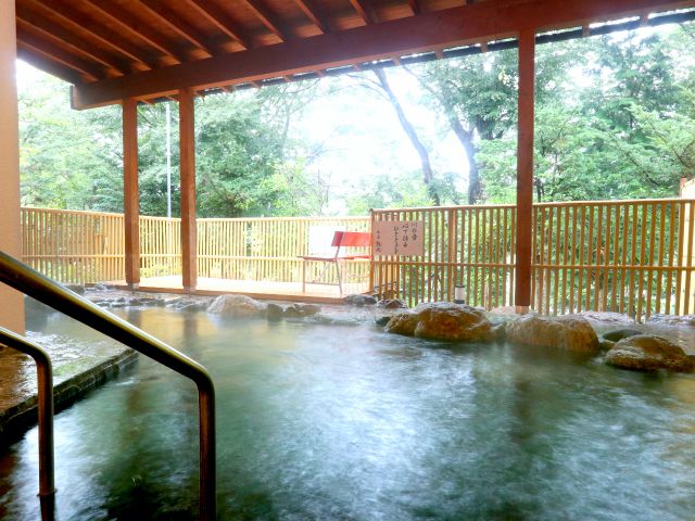 大浴場の露天風呂                                  関東屈指の重曹泉!梵の湯のぬるぬるした温泉をお楽しみください!
