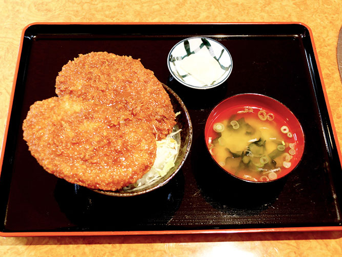 秩父名物のわらじかつ 食堂でうけたまわっております。