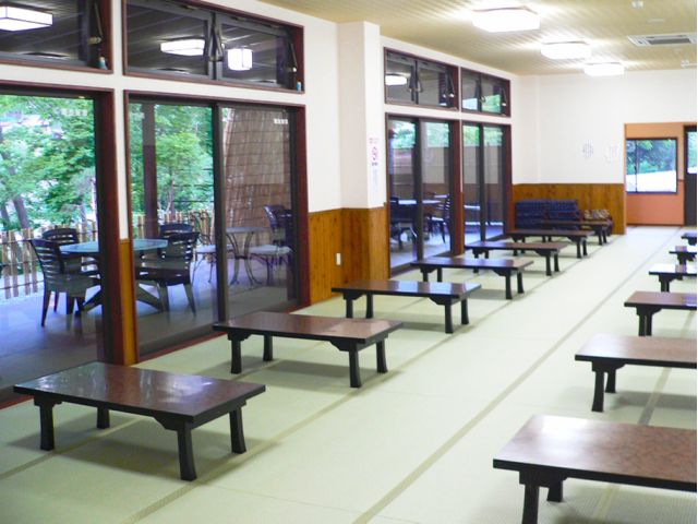 休憩室                                         畳敷きの休憩室です。テラスもございますのでごゆっくりお過ごしください!