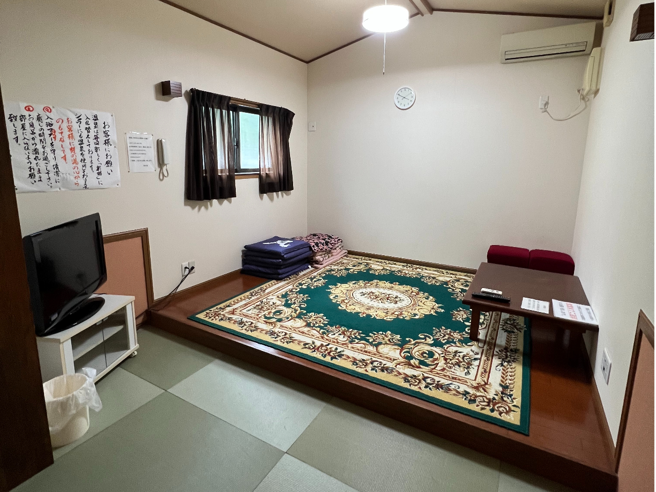 個室には、テレビ、エアコン、コンセントも完備!                      ごゆっくりお過ごしください!