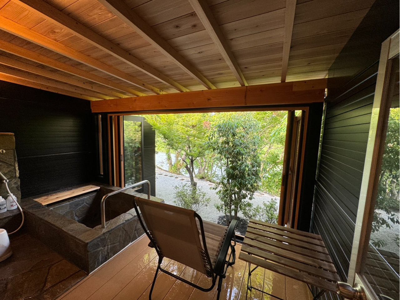 荒川を眺めながら、関東屈指の重曹泉をお楽しみいただけます。